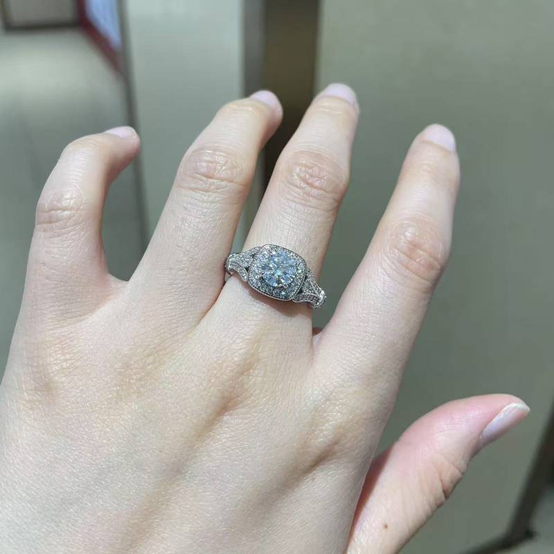 S925 Silver Plated Platinum Women's Ring Customized Selection Main Stone Moissanite 1.0ct/Secondary Stone High Carbon Diamond